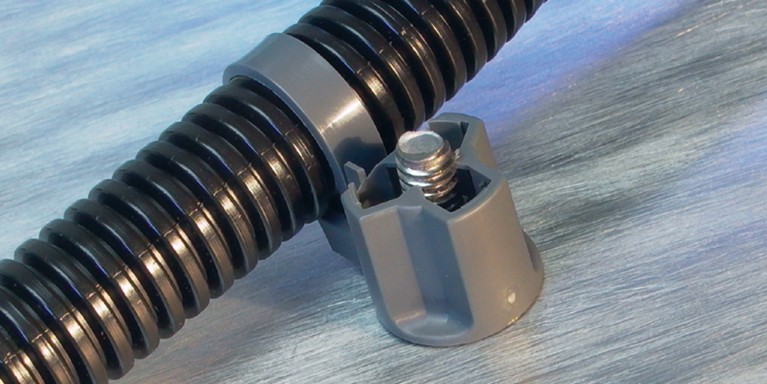 1999年 固定导管的螺柱安装扎带