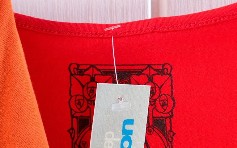 红色衬衫上的Swiftach系列零售服装吊牌