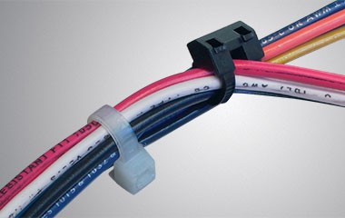 固定一束彩色电线的专用扎带紧固件